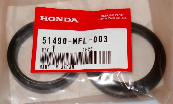 51490-MFL-003 HONDA Сальник и пыльник передней вилки (43x54x11 / 43x54,5x13)